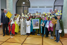 Naumburger Sternsinger zu Besuch beim Hessischen Ministerpräsidenten Volker Bouffier (Foto: Karl-Franz Thiede)